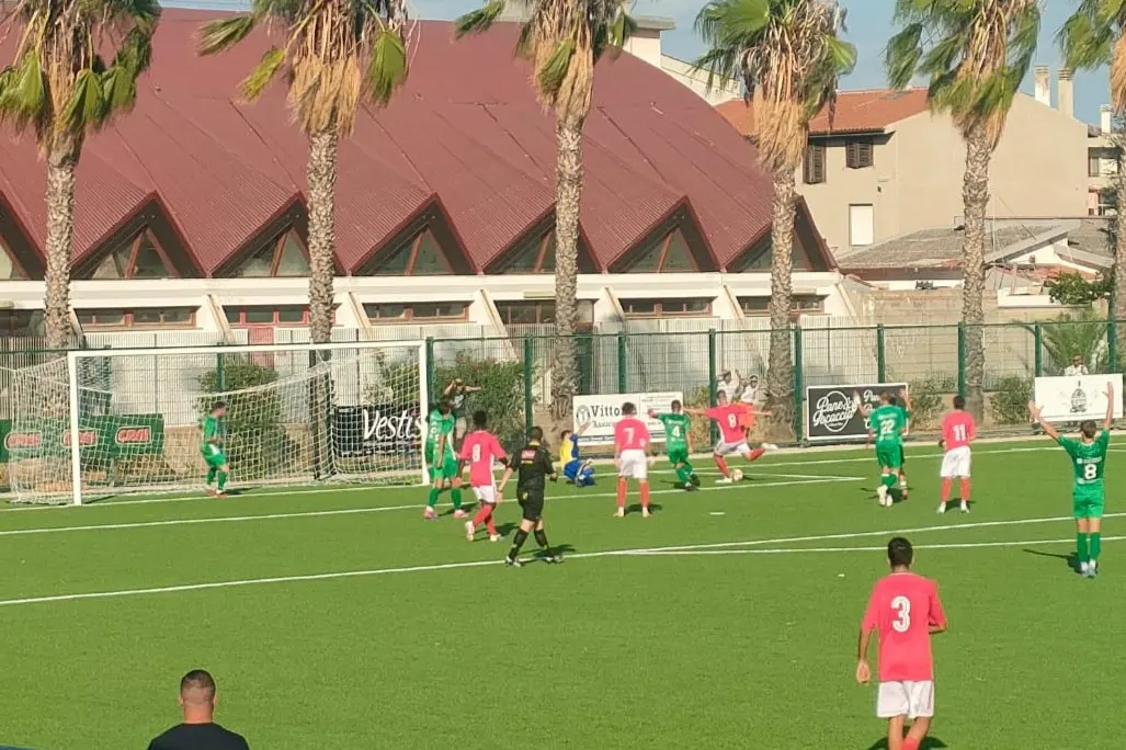 Una conclusione di Massimo Marchese (29 anni) della Tharros contro la Cannonau Jerzu (foto di Giacomo Pala)