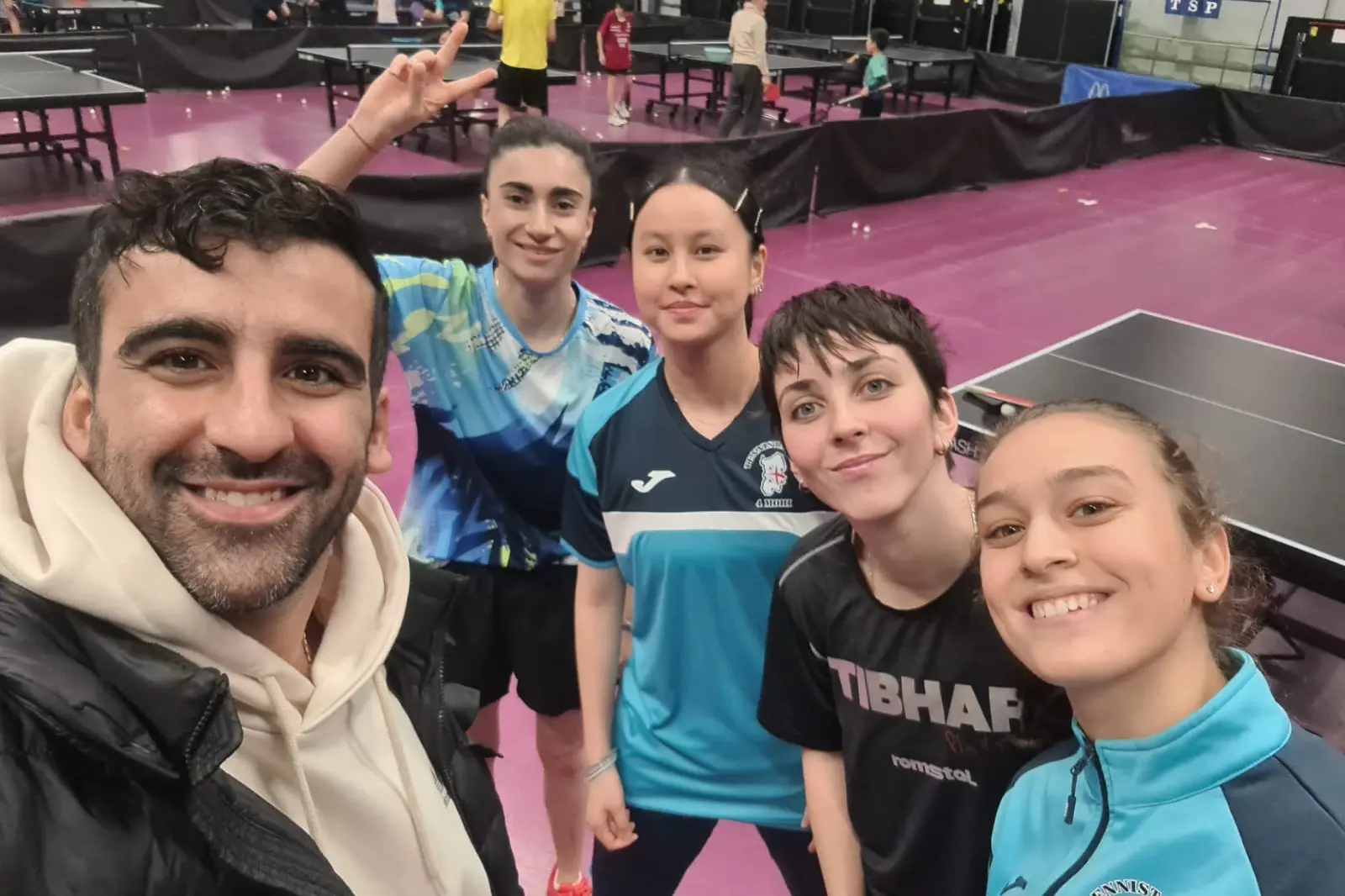Il Quattro Mori a Metz, da sin. il coach Stefano Curcio, Elizabeth Abraamian, Ma Hengyu, Tania Plaian e Miriam Carnovale (Foto concessa dall'ASD Quattro Mori)