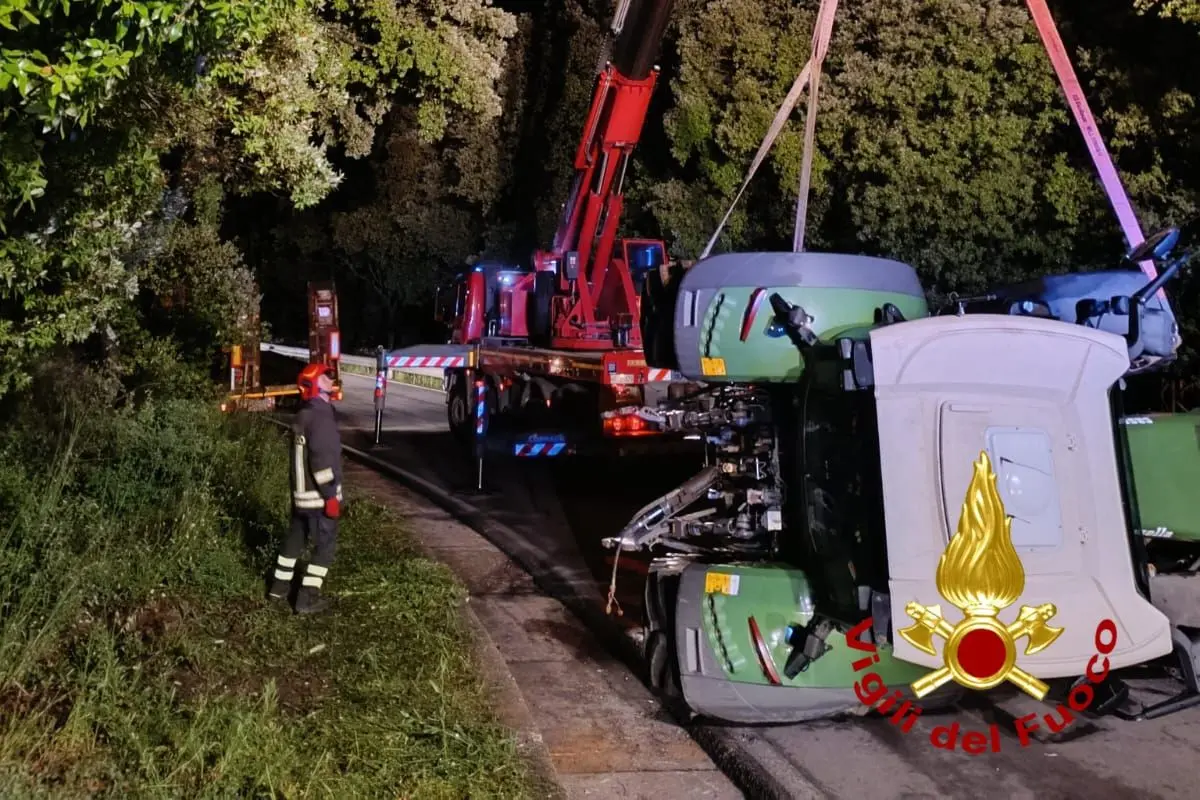 Le operazioni per rimuovere dalla Sp 27 il trattore ribaltato a Villagrande Strisaili (foto vigili del fuoco)