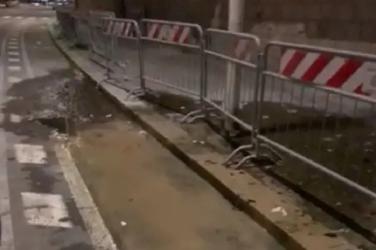 La perdita d'acqua in via Flavio Gioia a Cagliari