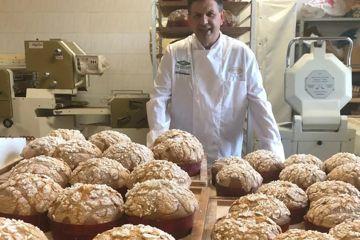 Andrea Marci col suo panettone appena sfornato