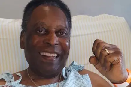 Pelè in ospedale in un precedente ricovero per la chemioterapia (foto da Instagram)