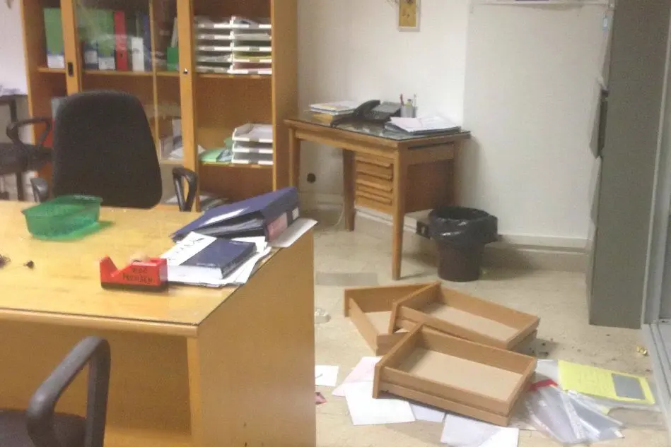 Un'aula dopo l'incursione dei vandali