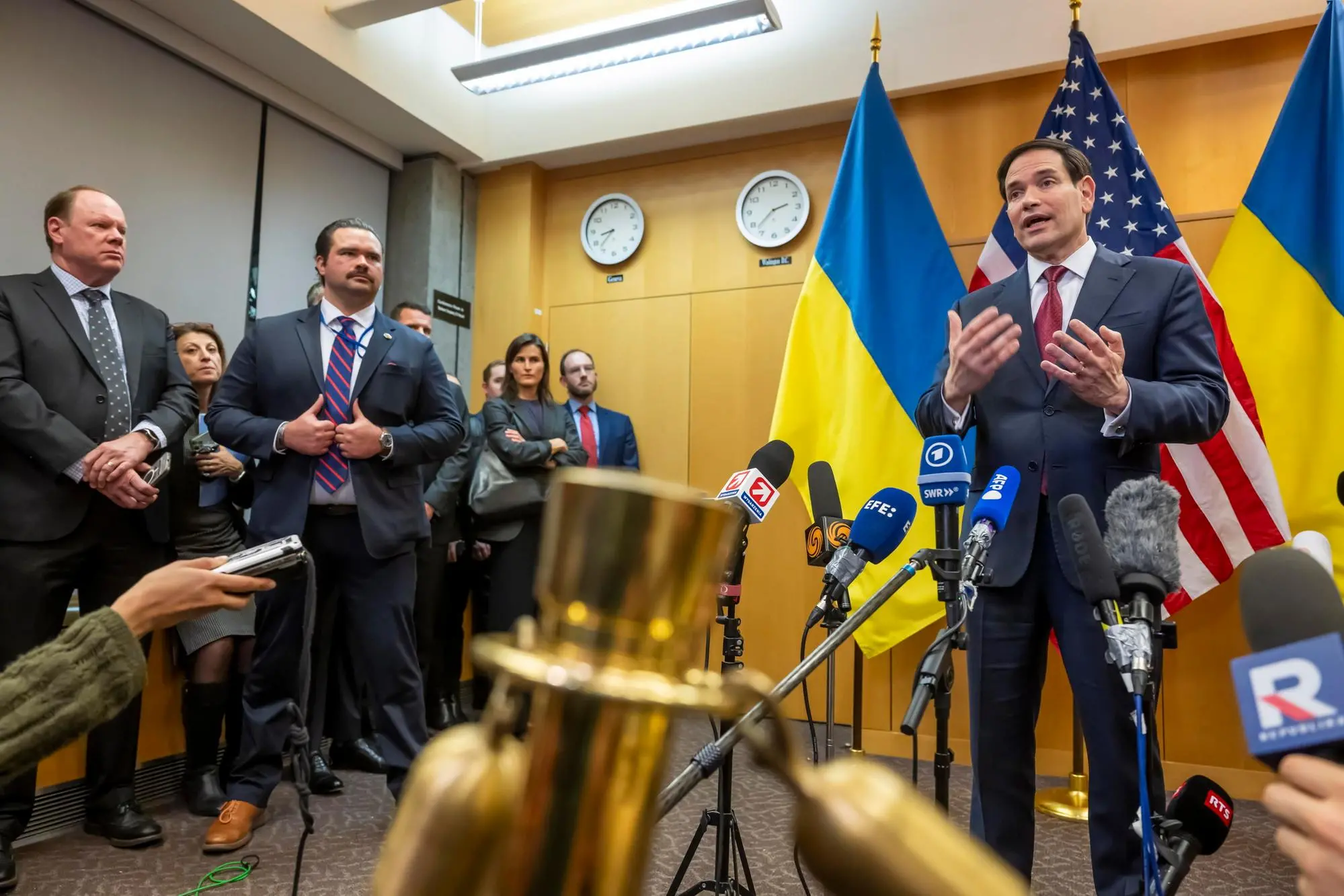 epa12544773 US Secretary of state Marco Rubio, talks to the press at the end of the consultations with Ukraine on the Trump peace plan at the US Mission in Geneva, Switzerland, 23 November 2025. The United States and Ukraine are meeting in Geneva to discuss the American president's peace plan aimed at ending the war with Russia. EPA/MARTIAL TREZZINI