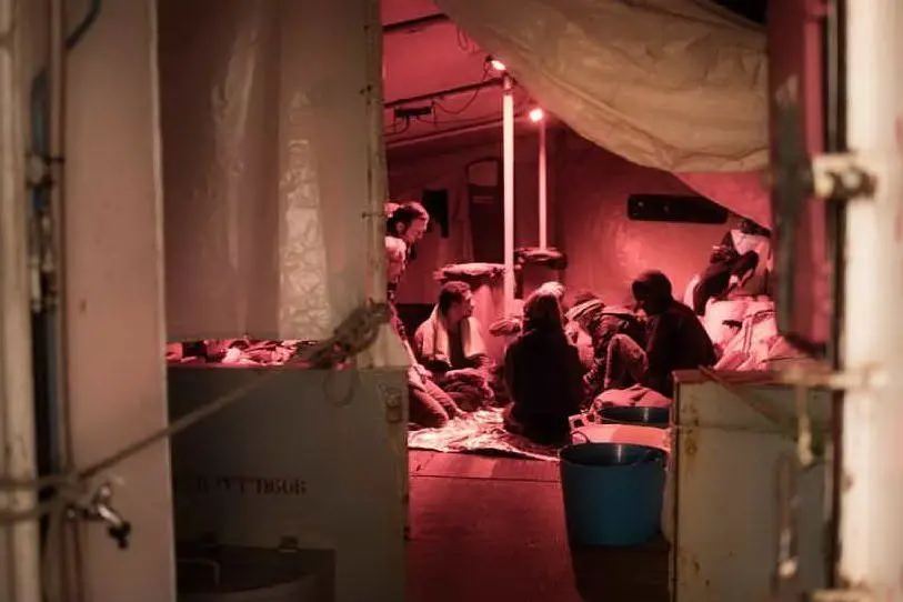 Migranti a bordo della Sea Watch (foto Twitter)