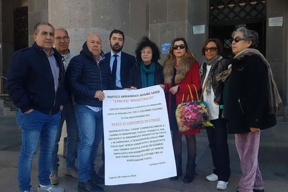 Gli attivisti all'uscita dal tribunale (foto L'Unione Sarda - Farris)