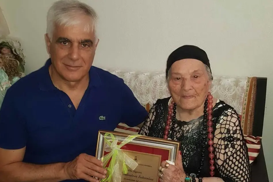 La nonnina insieme al sindaco (foto L'Unione Sarda - Murgana)