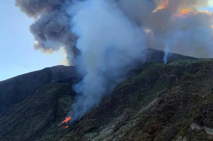 Un'immagine della violenta esplosione registrata dal cratere del vulcano Stromboli dall'Ingv di Catania. Due trabocchi di lava scendono dalla Sciara del fuoco. La caduta di lapilli sta provocando degli incendi nella zona dei canneti. Dei turisti per paura si sono lanciati in mare, 3 luglio 2019. ANSA/TWITTER/MARIO CALABRESI +++ NO SALES, EDITORIAL USE ONLY +++