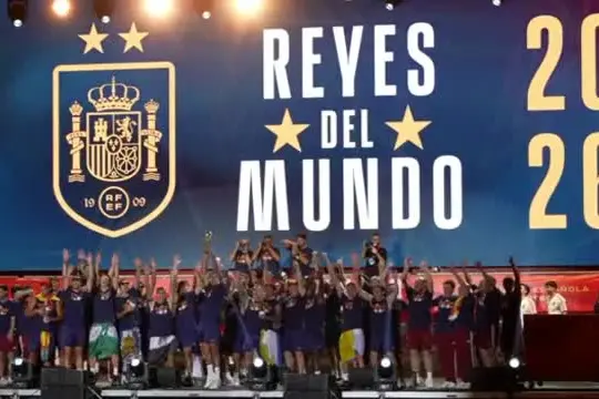 Madrid accoglie i campioni del mondo, dai reali poi il bagno di folla