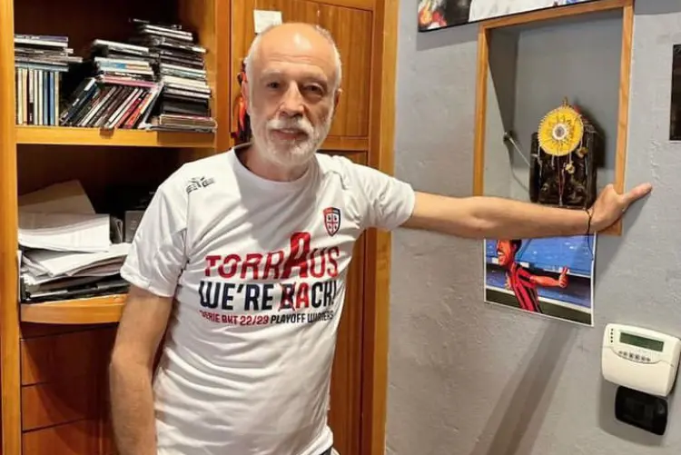 Virdis con la maglia celebrativa