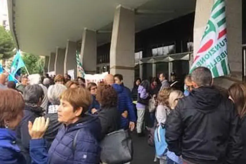 Una protesta dei lavoratori Aias (L'Unione Sarda - foto Farris)