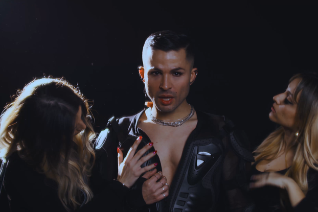 Un frame del video musicale Vivo Este Amor