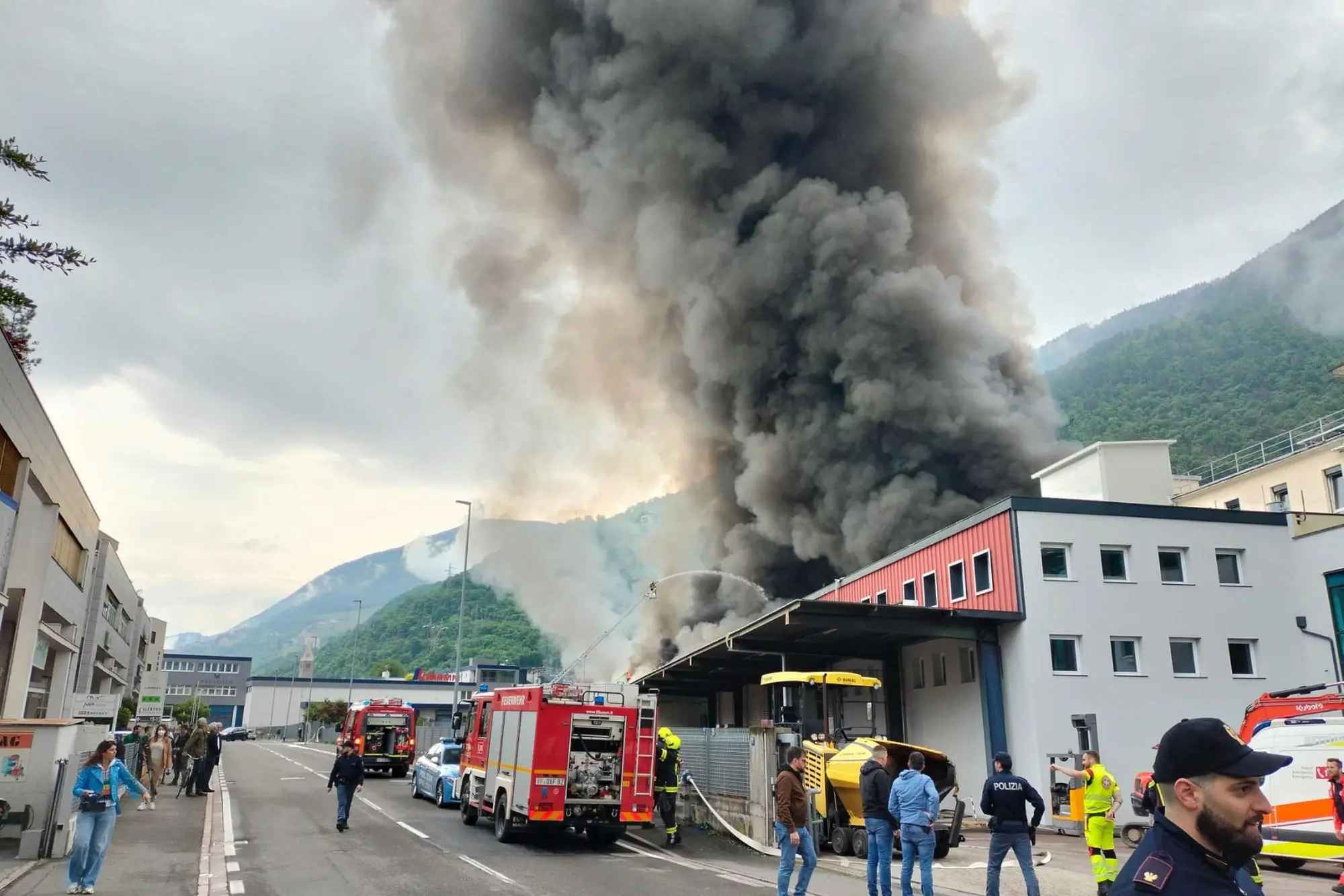L'incendio scoppiato a Bolzano (Ansa)
