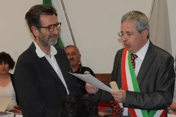 Arnold Lebeuf riceve dal sindaco di Paulilatino la cittadinanza onoraria per i suoi studi sul pozzo di Santa Cristina