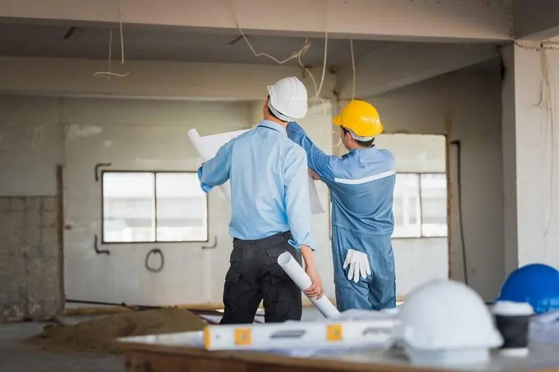 Operai al lavoro in un cantiere edile (archivio)
