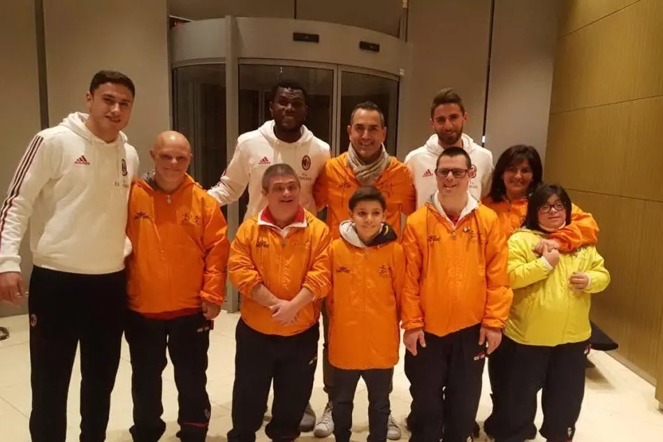 Calabria, Kessie e Borini del Milan con i ragazzi della Polisportiva Olimpia Onlus