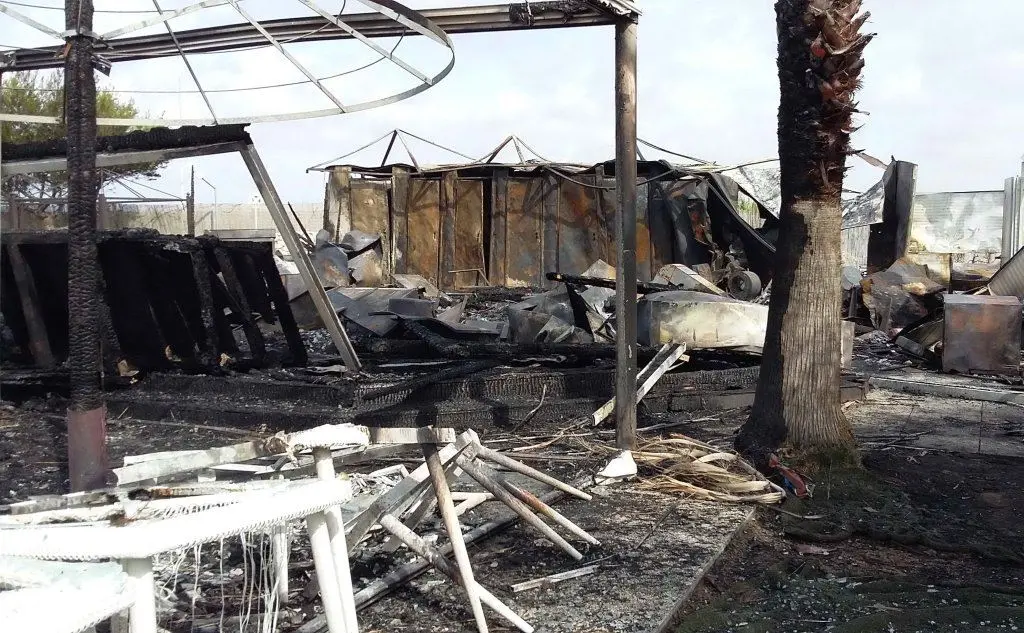 Incendio al Poetto di Quartu: distrutto il chiosco Oasi 7 vizi (foto Daga)