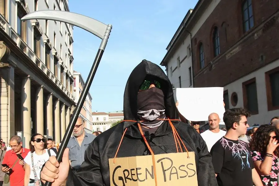 Una manifestazione anti Green pass (Ansa - Salmoirago)
