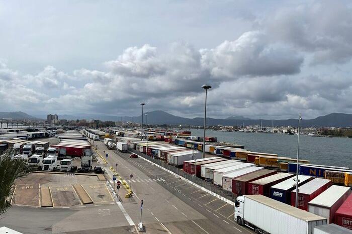 Centinaia di container e semirimorchi bloccati nei porti sardi: ferme le navi Grendi, Grimaldi e Tirrenia