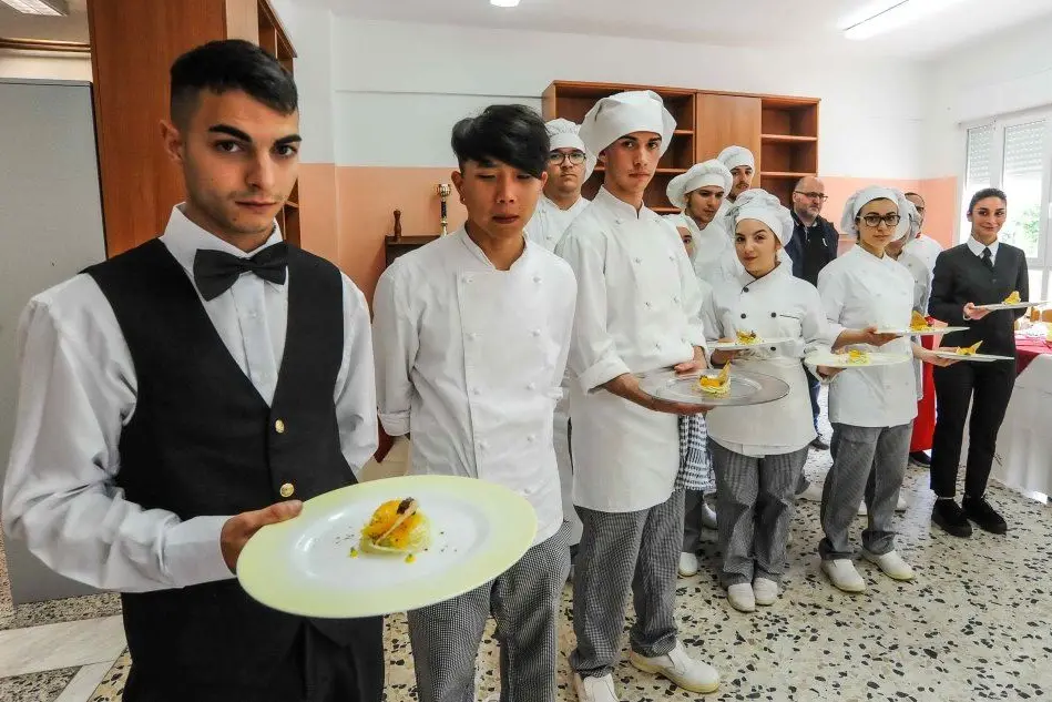 Gli studenti dell'alberghiero presentano i piatti alla giuria (foto L'Unione Sarda - Cucca)