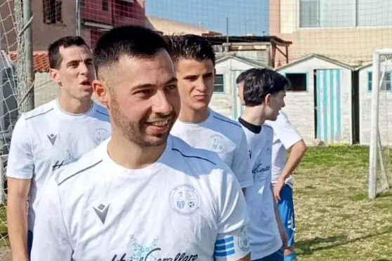 Santa Teresa Gallura, il capitano Mario Porcedda, dietro i difensori: Edoardo Tamponi, Paolo Cirotto e Riccardo Alluttu (foto G. Pischedda).