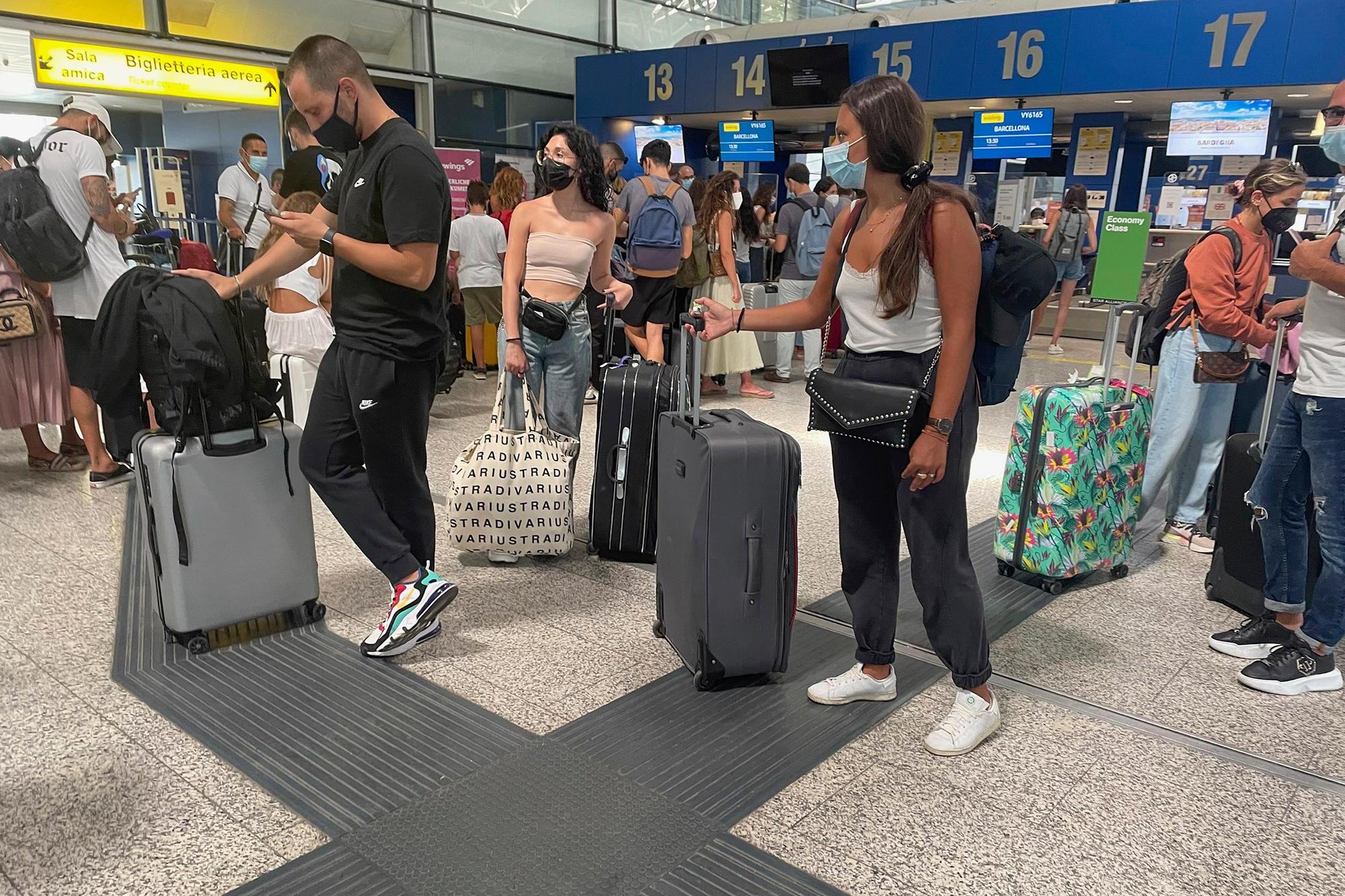 Viaggiatori all'aeroporto di Cagliari Elmas (L'Unione Sarda - Anedda Endrich)