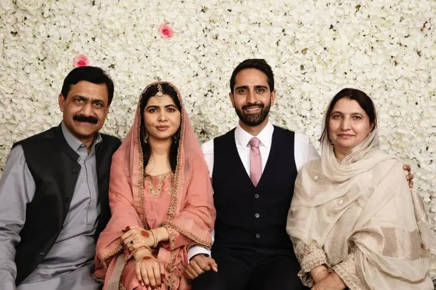 Gli scatti con il neo marito e i suoi genitori Ziauddin Yousafzai e Tor Pekai (Twitter Malala Yousafzai)