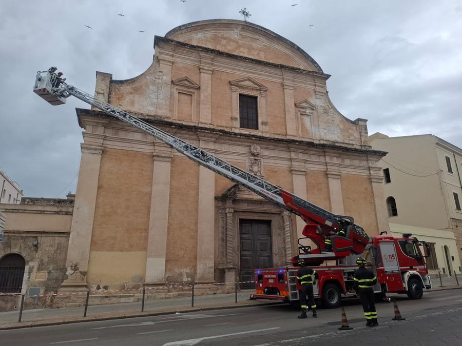 Sassari, cadono calcinacci dalla chiesa di Sant'Antonio Abate