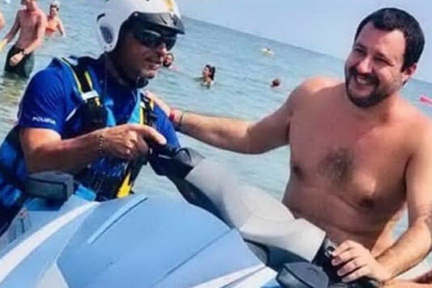 Matteo Salvini su una moto d'acqua della polizia (Ansa)