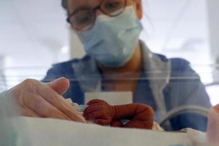Positiva non vaccinata partorisce neonato prematuro, poi muore a 28 anni