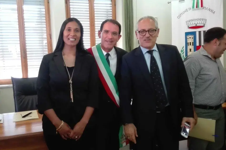 Il sindaco Murgia e il vicesindaco Maristella Pisano, con Lorenzo Cozzolino