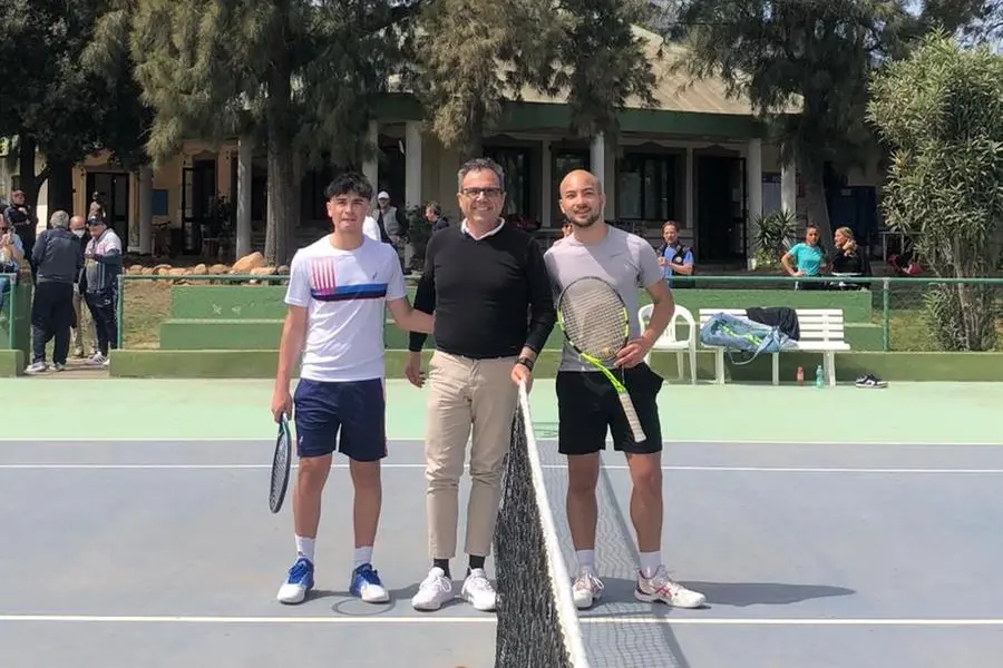 Giovanni Lasio e Ludovico Sanna prima della finale, con loro l'arbitro di sedia Asunis (foto Antonio Burruni)