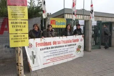 IL SIT-IN DAVANTI ALL'AGENZIA TERRITORIALE DI EQUITALIA