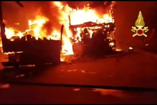Olbia, due camion in fiamme in un capannone della zona industriale
