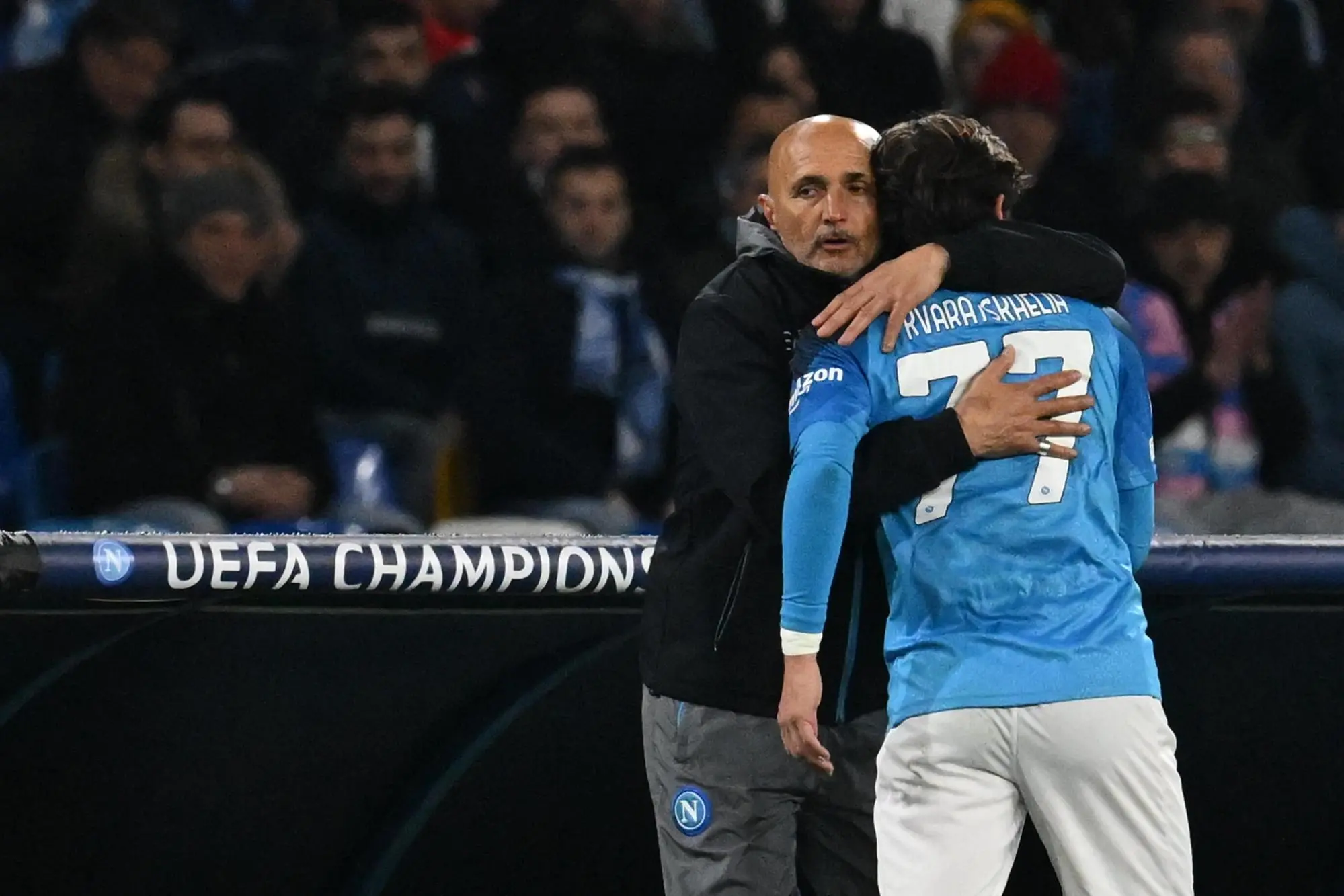 L'allenatore del Napoli, Luciano Spalletti, abbraccia la sua stella, Kvicha Kvaratskhelia (Ansa)