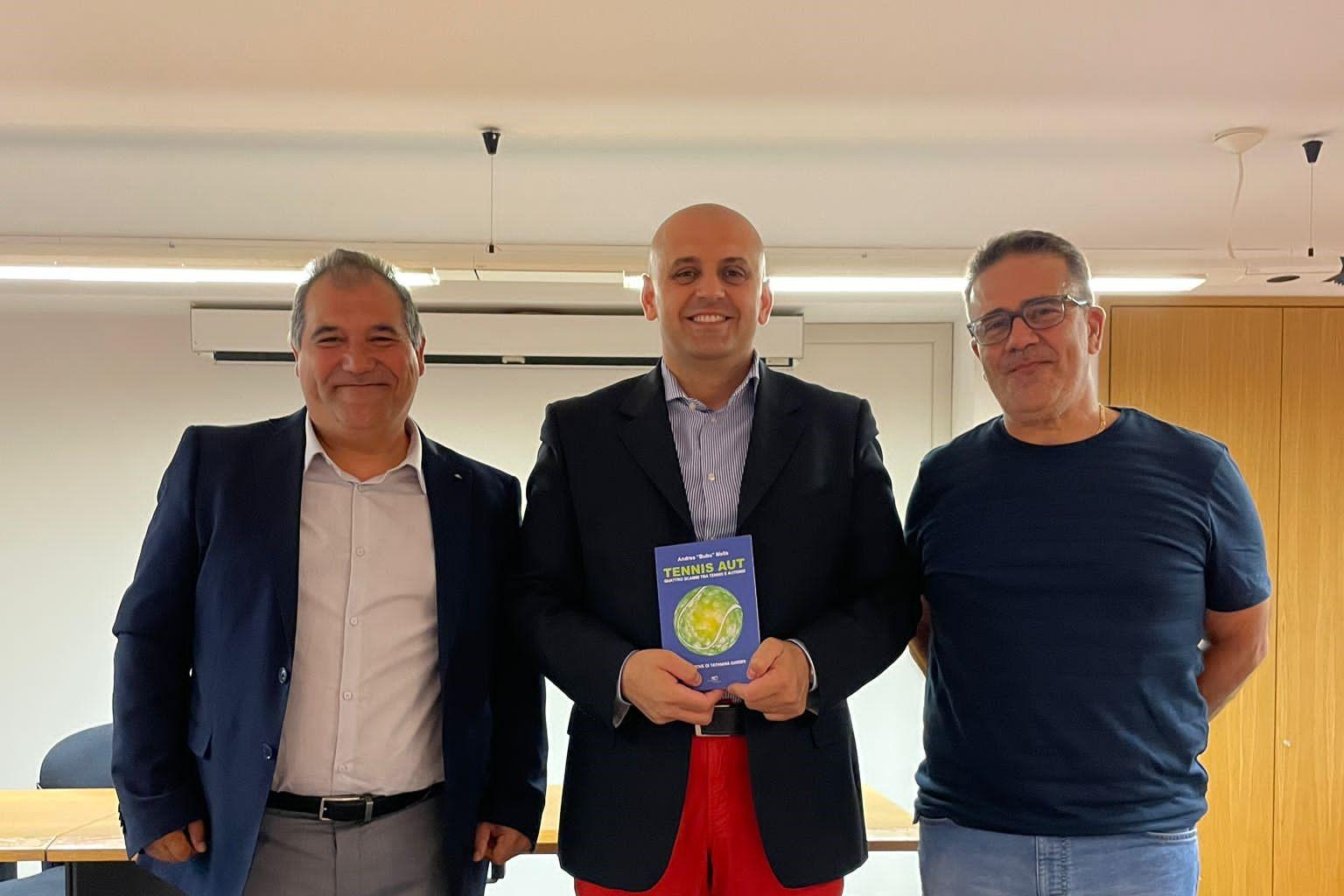 Il sindaco Fedele La delfa con l'autore del libro e il presidente del tennis club (Foto Serreli)