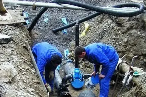 Operai Abbanoa al lavoro (immagine d'archivio)