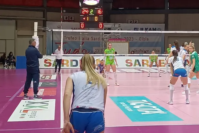 Bianca Orlandi al servizio in un match del GeoPalace (foto Ilenia Giagnoni)