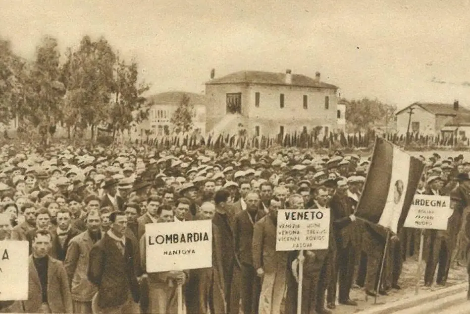 Coloni durante la consegna dei poderi 21 aprile 1936 (Foto Archivio Issasco)