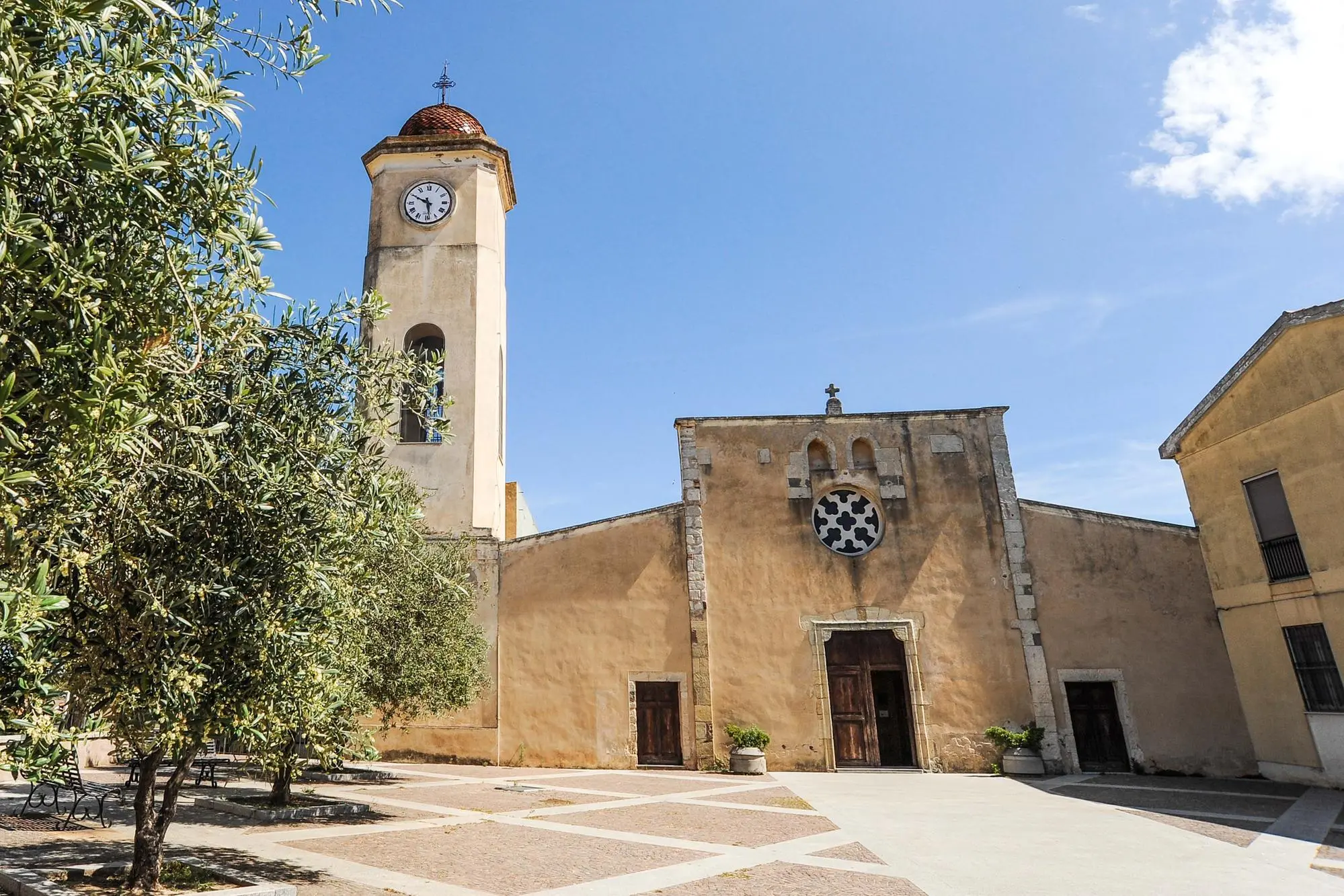 La chiesa e la piazza di San Giorgio martire a Siliqua (foto Angelo Cucca)