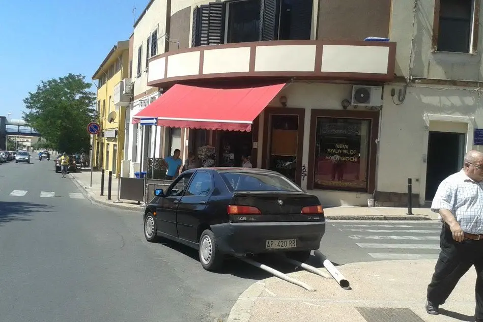 L'auto finita sul marciapiede