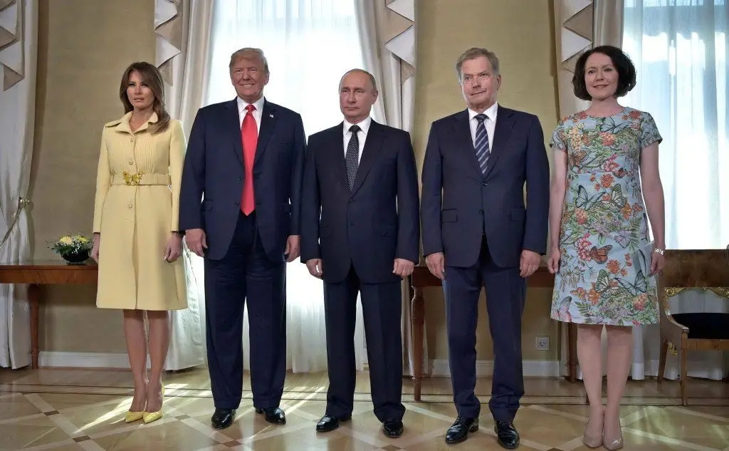 Foto di gruppo, da sinistra: Melania e Donald Trump, Putin, il presidente finlandese Niinisto e la moglie