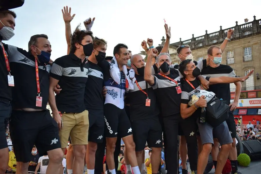 Fabio Aru festeggiato dai compagni di squadra sul podio di Santiago di Compostela (foto c.a.m.)