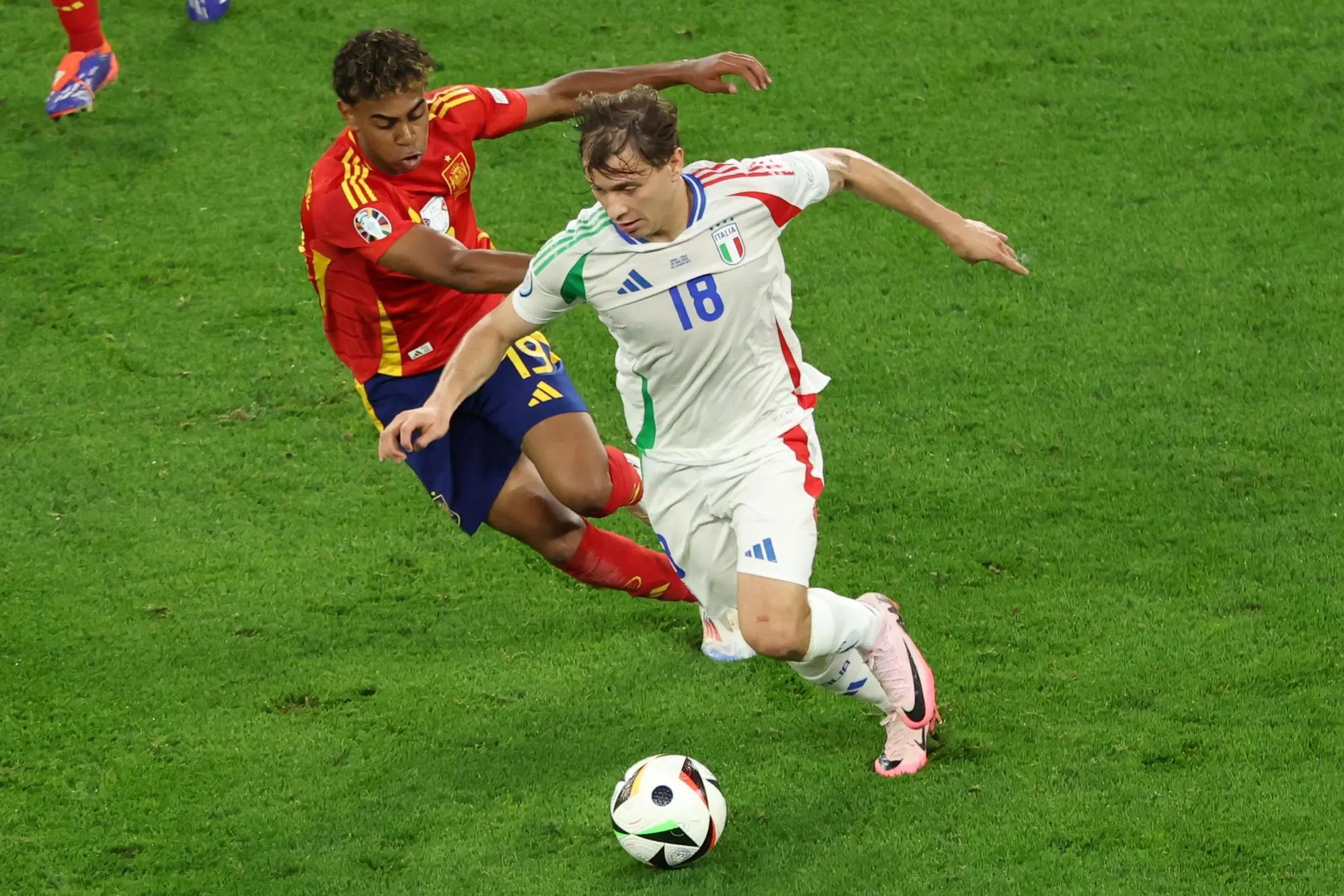 epa11426574 Nicolo Barella of Italy (R) in action against Lamine Yamal of Spain during the UEFA EURO 2024 group B soccer match between Spain and Italy, in Gelsenkirchen, Germany, 20 June 2024. EPA/GEORGI LICOVSKI