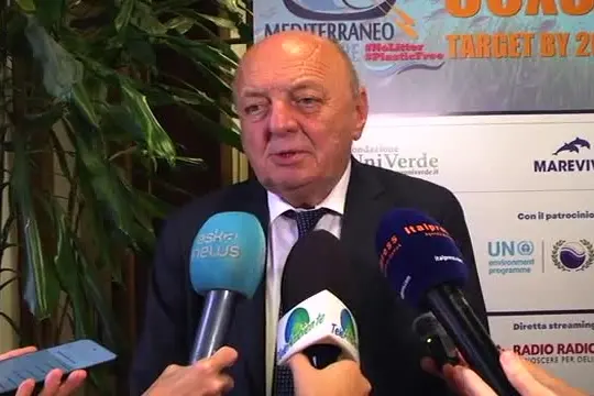 Mare, Pichetto Fratin: "Disinquinare non è solo una questione di leggi"