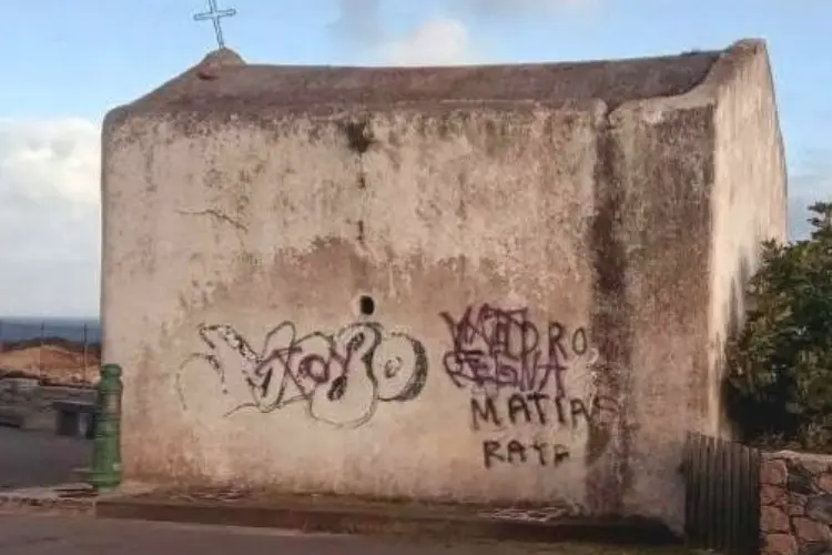 Le scritte di vernice sui muri della chiesa di Balai Lontano (foto Pala)