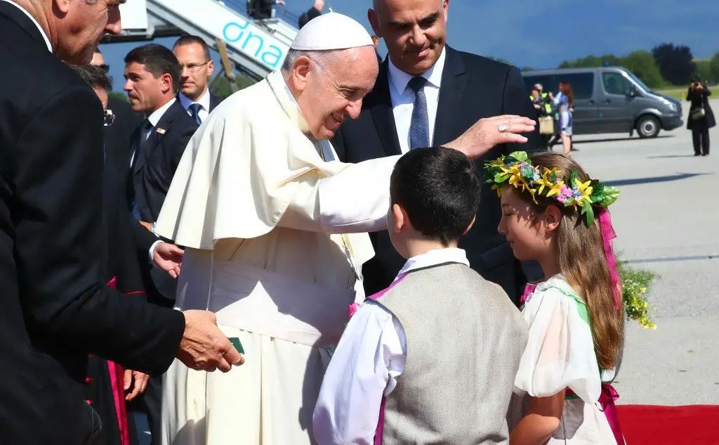 L'arrivo del Santo Padre accolto dai bambini elvetici