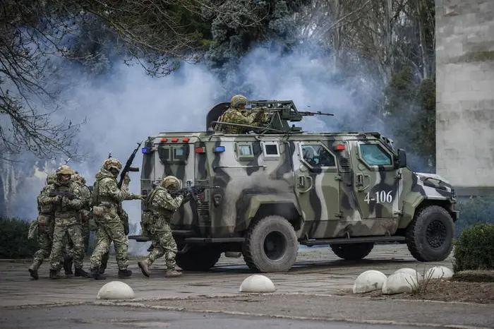 Militari ucraini nella zona di Kherson (Ansa)