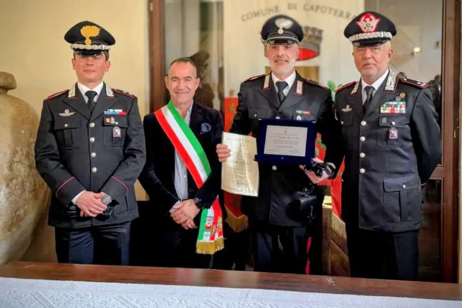 Un momento della consegna della targa al vice brigadiere Atzori (foto carabinieri)