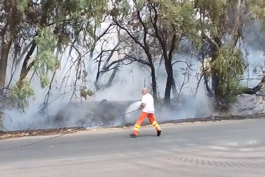 Carbonia, spaventoso incendio partito dal campo rom